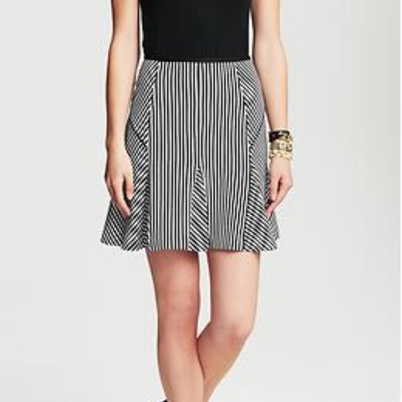 Banana Republic Black and White Striped Fluted Skirt Size 6P - Picture 1 of 9